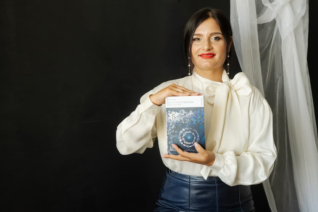 Sultana Munteanu citind cartea IFS