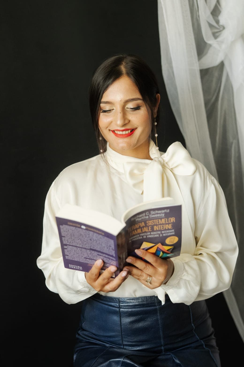 Sultana Munteanu cu cartea de constelatii